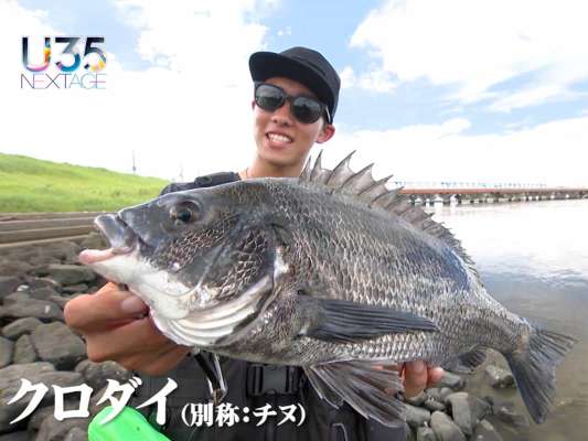ダート系バイブレーション「ライキリ60」を1投投げたところで、何か違うと感じた北原はシャッドの「クミホンディープ」へルアーチェンジ。「バイブよりゆっくり誘えるので口を使ってくれやすいのでは？」。すると、ルアーチェンジから2投目、狙いが的中。待望のクロダイをヒットさせた。&copy;釣りビジョン