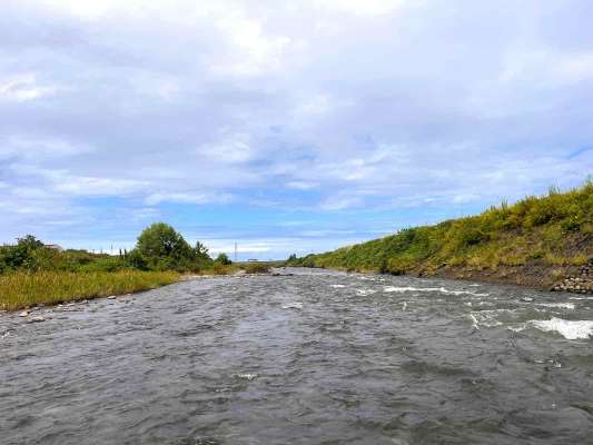 下流のこの右岸の瀬で「引き水マジック」はスタートした。 &copy;釣りビジョン