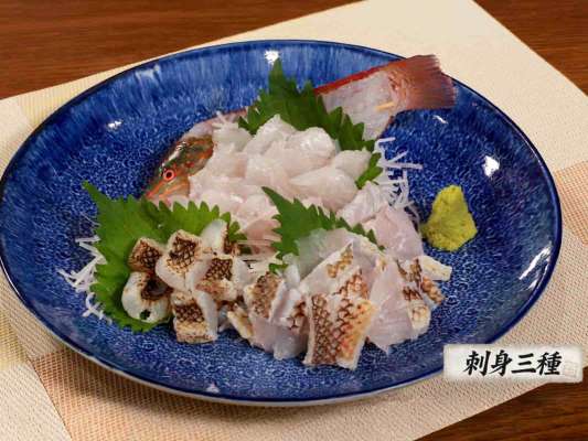刺身や天ぷらなど絶品料理へと変身したキュウセン。 &copy;釣りビジョン