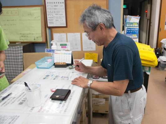 開店したら乗船名簿を記入。 &copy;釣りビジョン