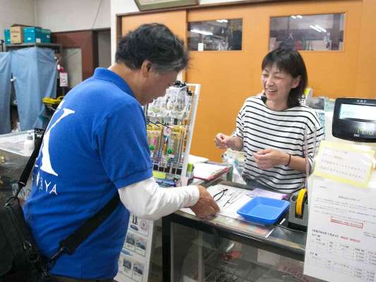料金を支払う。 &copy;釣りビジョン