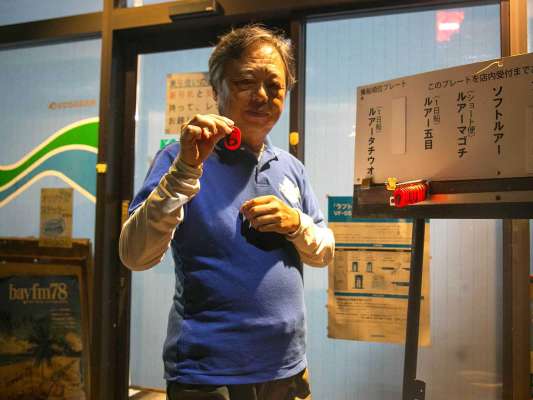 乗船する札を取り開店まで待機。 &copy;釣りビジョン