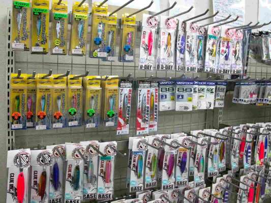 店内にはさまざまなルアーが販売されている。 &copy;釣りビジョン