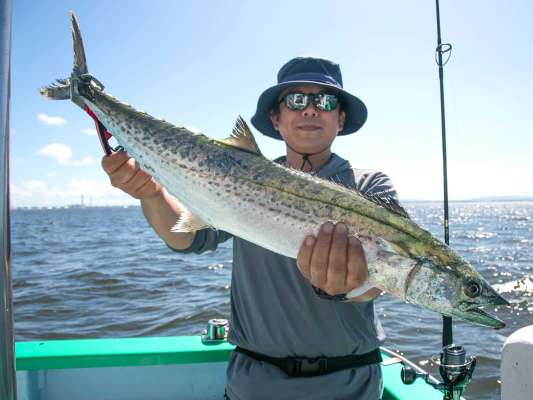 80cm級が浮上。 &copy;釣りビジョン