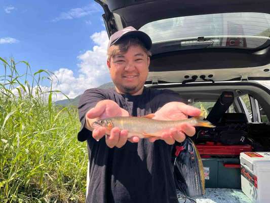 友人は28.5cmのデカ鮎ゲット！ &copy;釣りビジョン