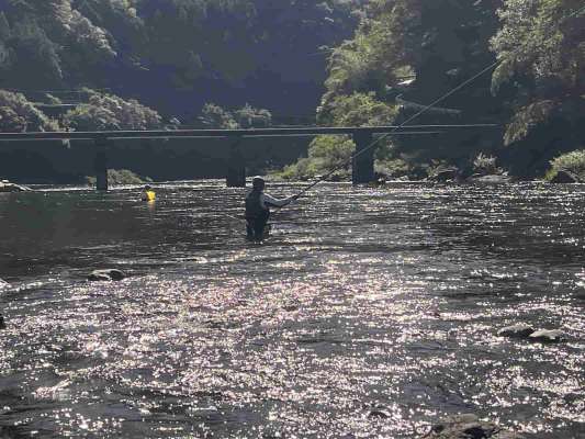 沈下橋上立ちこみ右岸を狙う友人たち。見た目よりも水深がある。 &copy;釣りビジョン