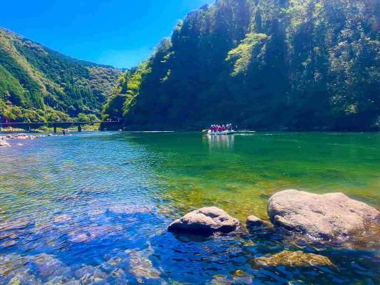 天気の良い仁淀川はボートにカヌーと賑わいを見せていた。 &copy;釣りビジョン
