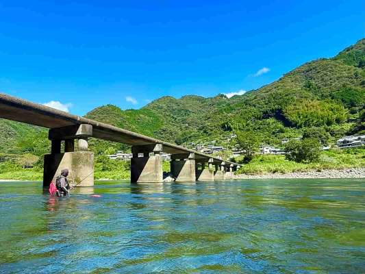肌に残る熱さは、過ぎ去る季節が残した最後の足跡！ありがとう仁淀川！ありがとう友よ！ &copy;釣りビジョン