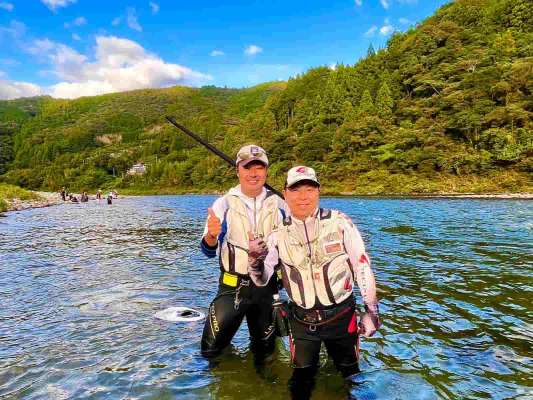 左：今回の旅を全てアテンドしてくれた友人！本当に楽しい時間をありがとう！右：地元、岡林釣具さん！いつもお世話になっています！みんなでの釣り時間は楽しかった！ &copy;釣りビジョン