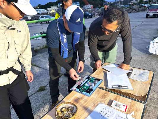 花札を使ったクジ引きで釣り座を決定。 &copy;釣りビジョン