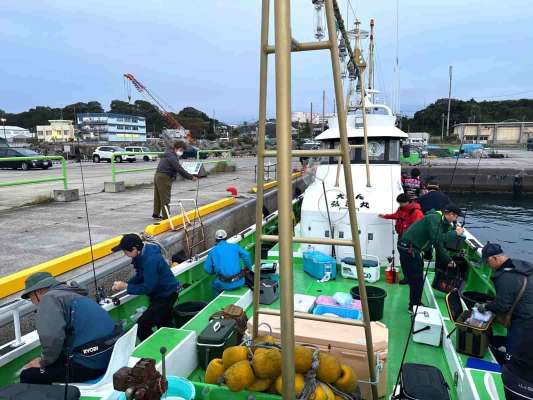 乗船後にエサの冷凍エビが配られ、間もなく出船！ &copy;釣りビジョン