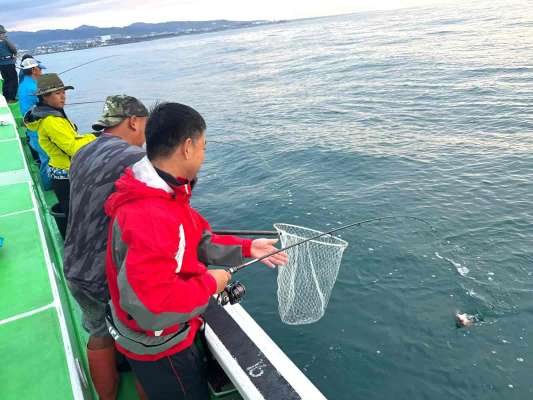 開始間もなく船中1枚目のマダイが！ &copy;釣りビジョン