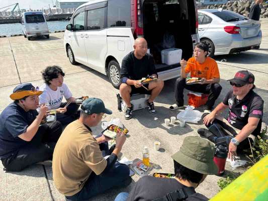 船着場で釣り仲間と昼食、釣行後の楽しいひととき。 &copy;釣りビジョン