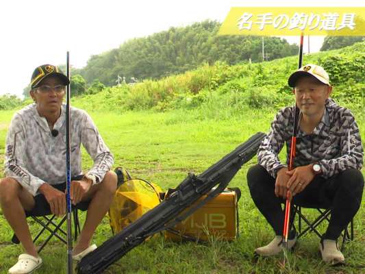 大会で勝てるのも「道具の進化のお陰」と口を揃える。シモツケフィールドスタッフでもある2人が愛用する竿とは。上田は、「EXTREME V85HS」胴調子の軽量ロッド。鑓水は、「ZESTER VERSION 90HS」胴調子。2人がJFTコムテックカップ全日本王座決定戦で使用した竿だ。軽く1日持っていてもストレスなく疲れないという。会場となった足羽川では、「様々なサイズの鮎が混在するので、この竿がもってこいだった」と。小さな魚から大きな魚まで対応できるこの竿のお陰で、「優勝、準優勝を掴み取った」と話す。 &copy;釣りビジョン