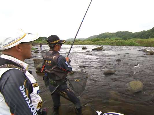 上田弘幸の実釣。1匹目が掛かるまでは自然に泳がす感じであまりテンションをかけず、鼻を引っ張らないように。「竿の届く範囲であれば下竿になっても探っていく」「どんな小場所も見逃さず、オトリを入れていくことが大事」と話す。また、「常に次に狙うポイントを探している」という。 &copy;釣りビジョン