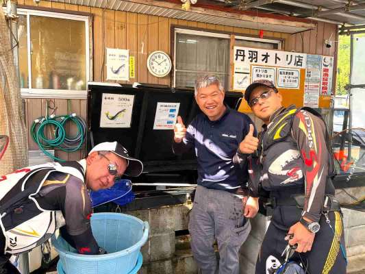 いつもお世話になっている丹羽オトリ店さん！今日も元気なオトリをありがとうございます！ &copy;釣りビジョン