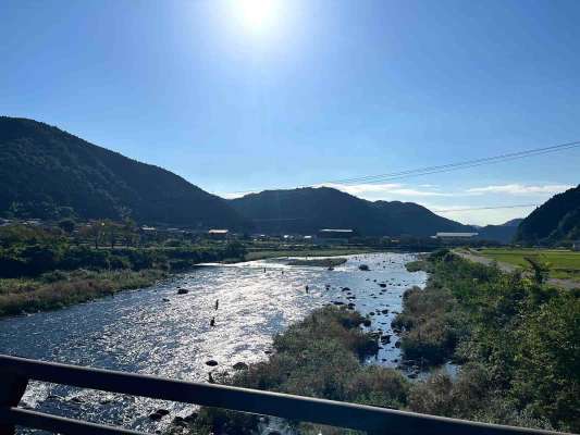 雲ひとつない秋晴れの長良川には多くの釣り人の姿があった。 &copy;釣りビジョン