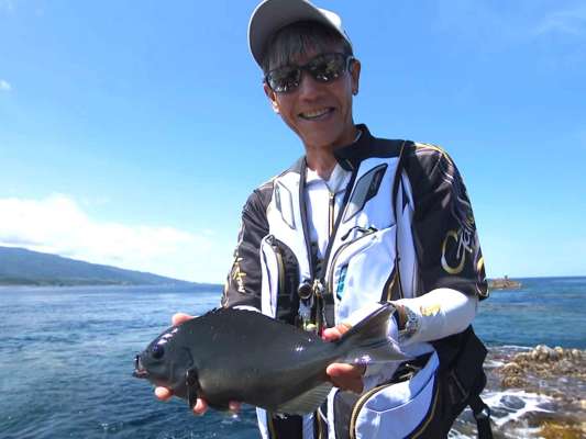 小型ながらも本命の尾長グレをキャッチ！ &copy;釣りビジョン