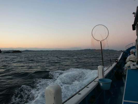 午前5時30分富浦沖へ出船。 &copy;釣りビジョン