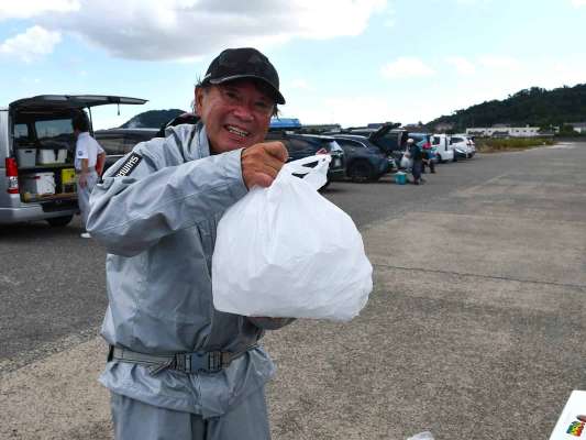 朝受け取ったペットボトルの氷と交換して氷をもらう。 &copy;釣りビジョン