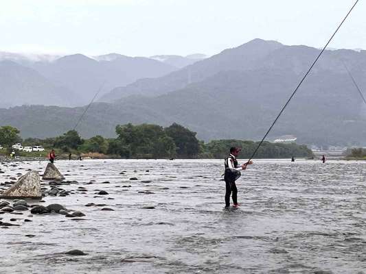 冷たい雨の中でも右岸の浅瀬は連チャン止まらず！多くの釣り人が竿を出していた。 &copy;釣りビジョン