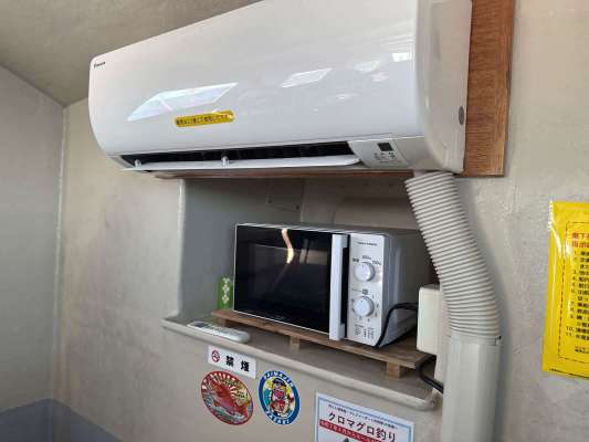 エアコン完備で快適、電子レンジも！ &copy;釣りビジョン