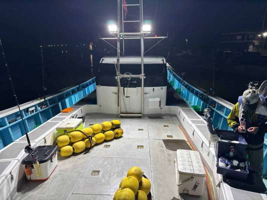 準備が整い次第出船、暁暗の海へ。 &copy;釣りビジョン
