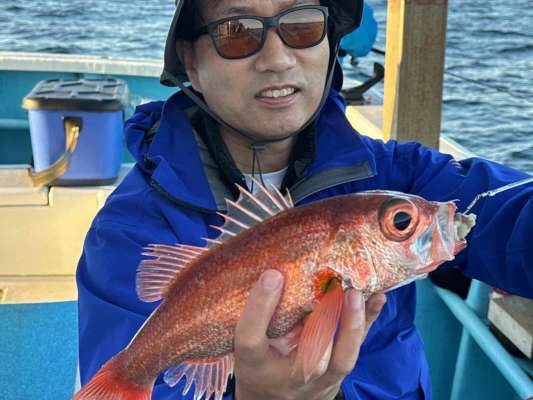 お次は左舷トモ、釣座を問わずアタリは訪れる。 &copy;釣りビジョン