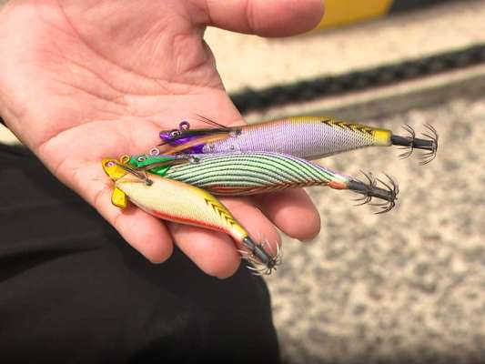 基本的に今の時期に使うのは「ティップランナー」の2.5号と3号、そして2026年に発売された3号だけどちょっと軽いドリフト3号。2.5号はフォルムが細くダートするが、3号は大きなダートをしない。ドリフト3号は、普通の3号に比べて細く、2.5号に形状が近い。流れの中では2.5号より少し遅いフォールでダードする。ドリフト3号を使用する時はノーシンカーで使うのがオススメとのこと。 &copy;釣りビジョン