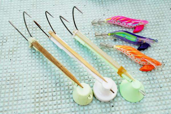 伝統のスミイカテンヤ（左）と餌木などスッテ系