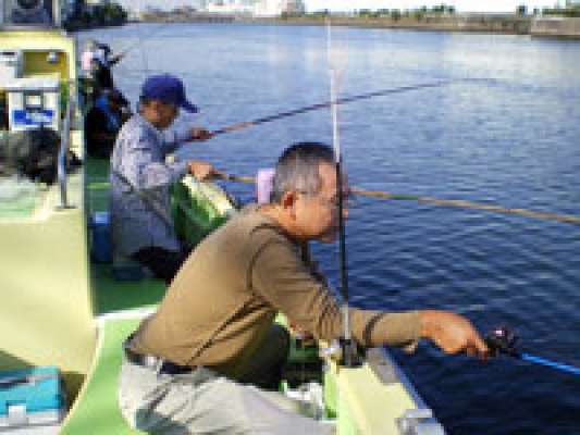 両手に竿を構えた“江戸前スタイル”のハゼ釣り1