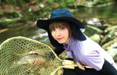 最上もが、わずか5秒でニジマスを釣り上げる