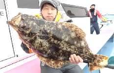千葉県・大原沖“寒ビラメ”で良型連発！シーズン終盤も視界良好！