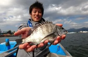 静岡県・清水港でクロダイのかかり釣りに初挑戦！