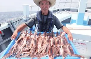 千葉県・乙浜沖“夏イカ”本番！船上干しは腕自慢の大漁旗