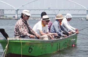 千葉県・江戸川放水路のボート・ハゼ、今夏もファミリーで大賑わい！