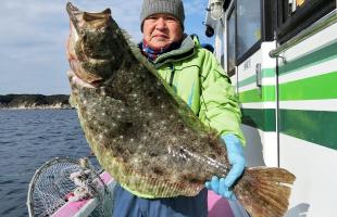 千葉県・御宿沖、超浅場に超大型ヒラメ！