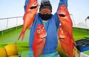 貸し道具でらくらく釣行♪新島沖の超高級魚“旨キンメ”