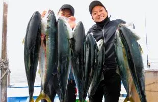 茨城県・鹿島発のジギング、ワラサ級船中120匹超えの大爆釣！