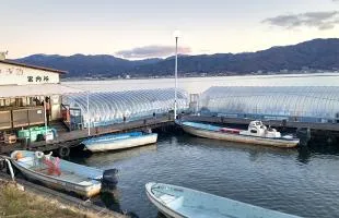 ドーム船で釣る長野県・諏訪湖のワカサギ