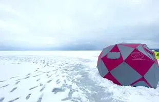 秋田県・八郎潟の氷上ワカサギ釣り