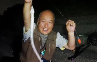 東京都・北区、新河岸川「都会のど真ん中で夕涼みのウナギ釣り」