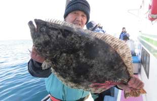 千葉県・御宿のヒラメ船、狙って釣らせる大型！