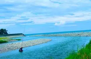 竿の先はすぐ海！潮風吹く川で秋めく鮎たちとの出会い！ ～富山県小川～