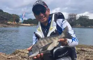 悪条件下でチヌ連発！熟練の磯の達人の技はやっぱりすごい【猪熊博之】