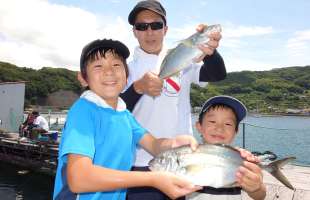 夏休み、海上釣り堀でシマアジ釣りを満喫！