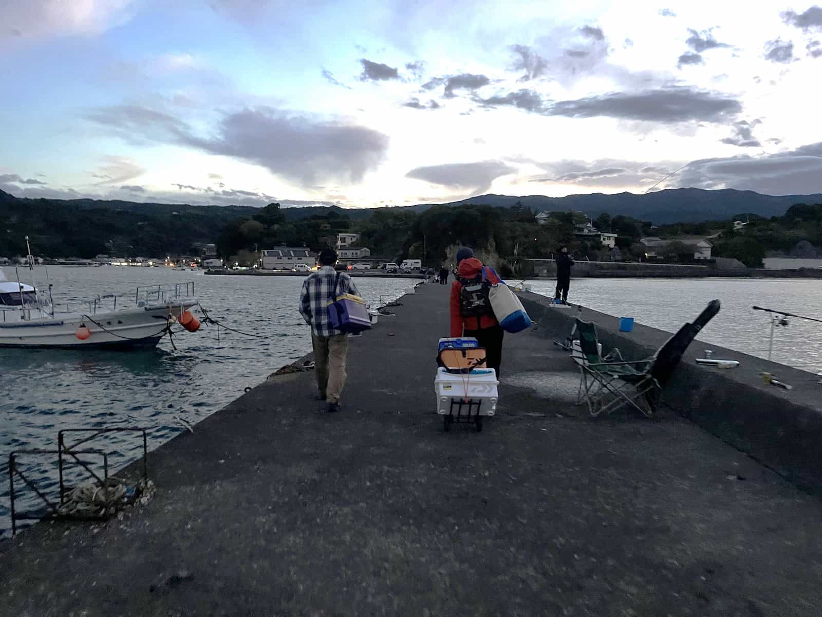 今日もタノシキ釣り時間！日暮れも早くなってきた。暗くなるとアオリイカ狙いの釣り人が増えてきた　&copy;釣りビジョン