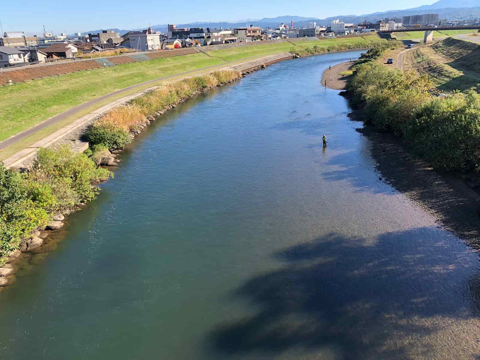 対岸までルアーが届くほどの川幅。しかも周辺は住宅地。このロケーションでサケを釣るのが気持ちいい。　©横沢鉄平