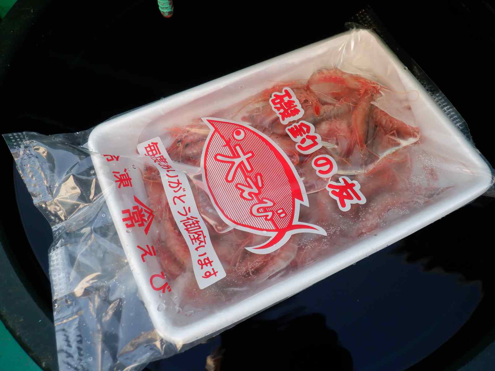 受け付けで配布される付餌の冷凍エビ　©釣りビジョン