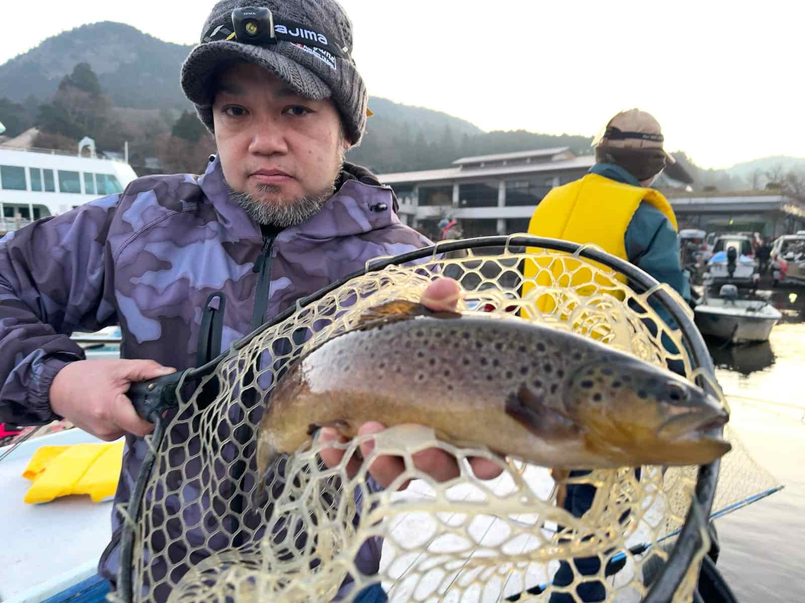 芦ノ湖解禁】ブラウンやニジマスの良型も上がり、数・型ともに